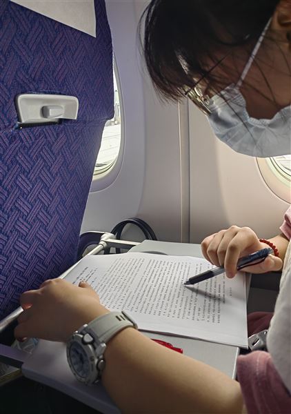 飞机上还在修改演讲稿