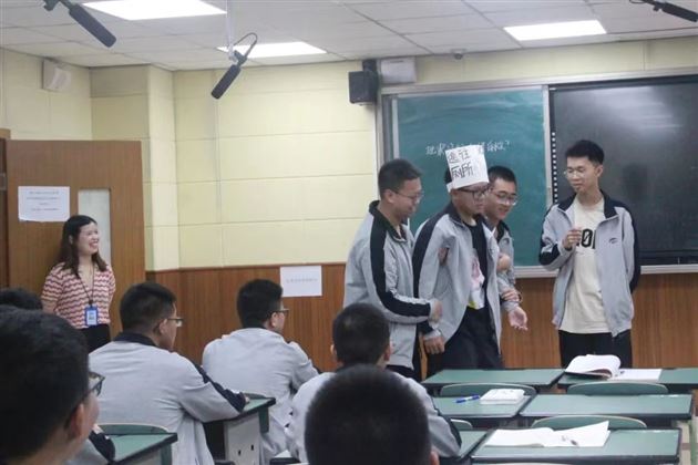 学生表演情景剧