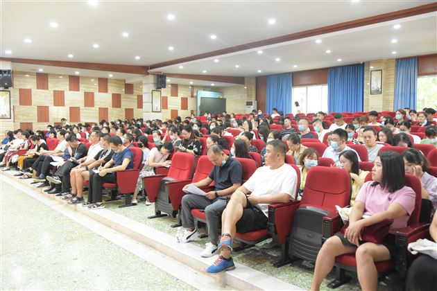 棠外初中召开新学年全体教职工大会