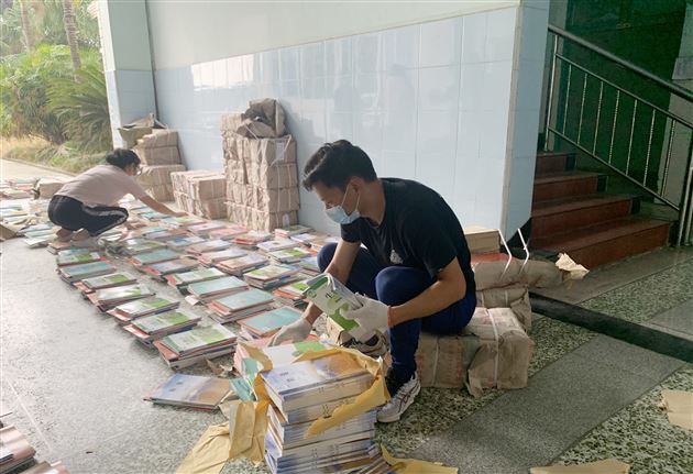 教师少休中秋假 教材快寄学子家