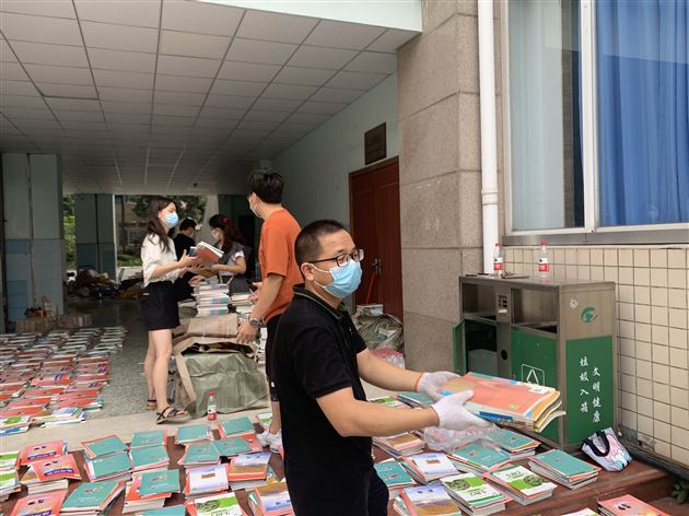 教师少休中秋假 教材快寄学子家