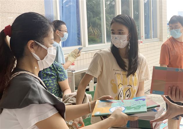 教师少休中秋假 教材快寄学子家