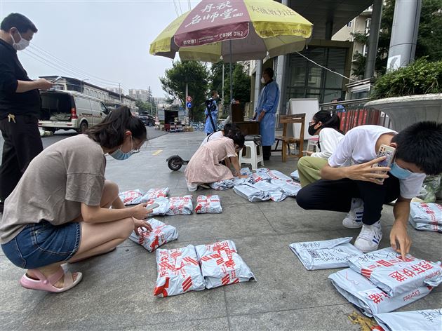 教师少休中秋假 教材快寄学子家