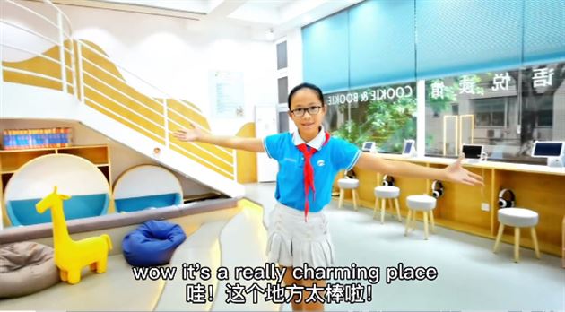 六年级三班参加希望之星英语比赛获得全国一等奖的叶芯陌同学全英文带领全校同学云端游棠外