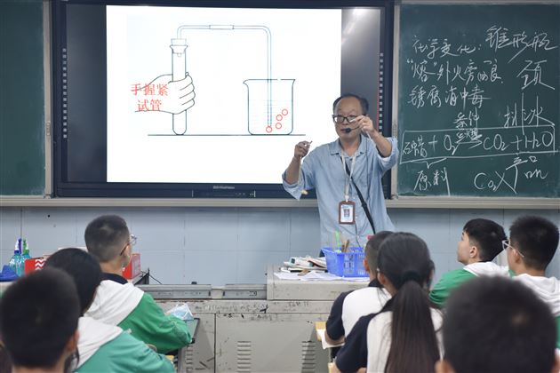 区委常委、区统战部部长杨莲一行莅临棠外检查指导秋季开学工作