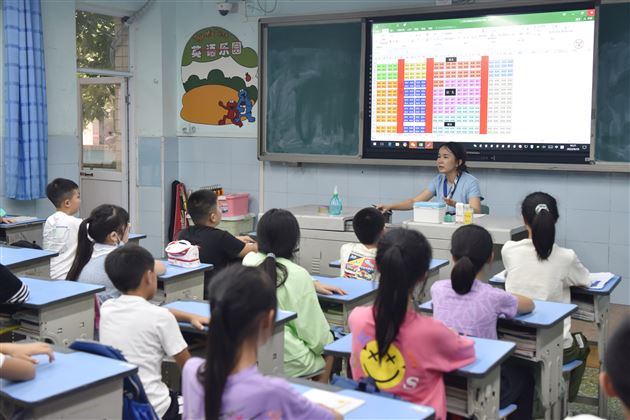 区委常委、区统战部部长杨莲一行莅临棠外检查指导秋季开学工作