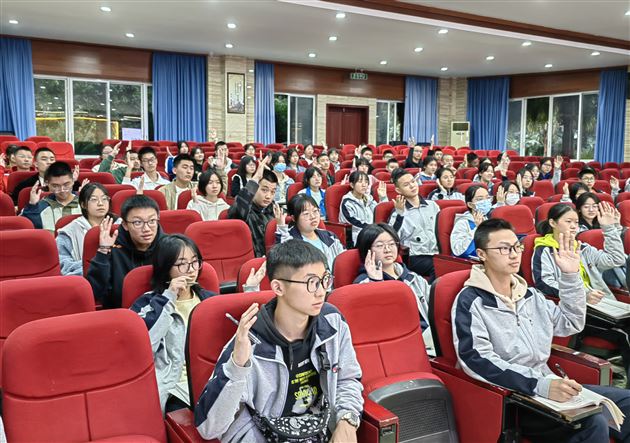 培养学生干部 促进和谐发展——电子科技大学刘昱伶博士来棠外开展讲座