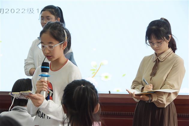 棠外初一杨迤番老师为班主任、后备班主任上修身班会示范课