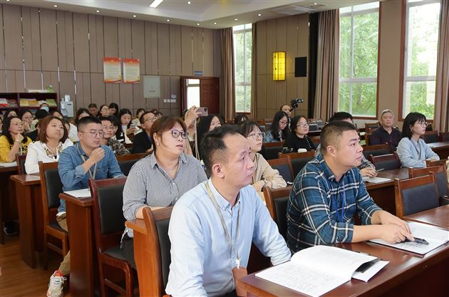 棠外初一杨迤番老师为班主任、后备班主任上修身班会示范课