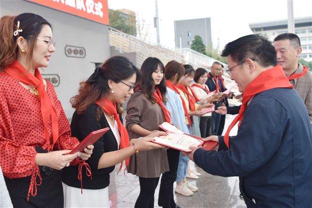 红领巾心向党 共筑梦新时代——棠外举行初2022级少先队建队仪式