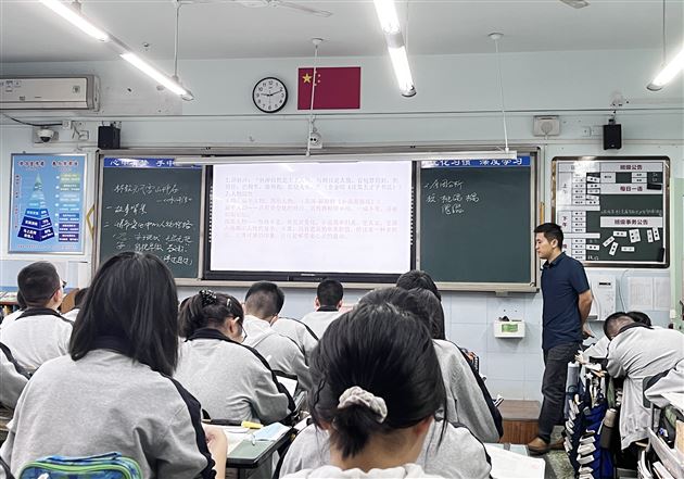 暖阳照耀话教研 倾情指导促成长——四川省教科院段增勇老师走进棠外高2022级语文教学一线