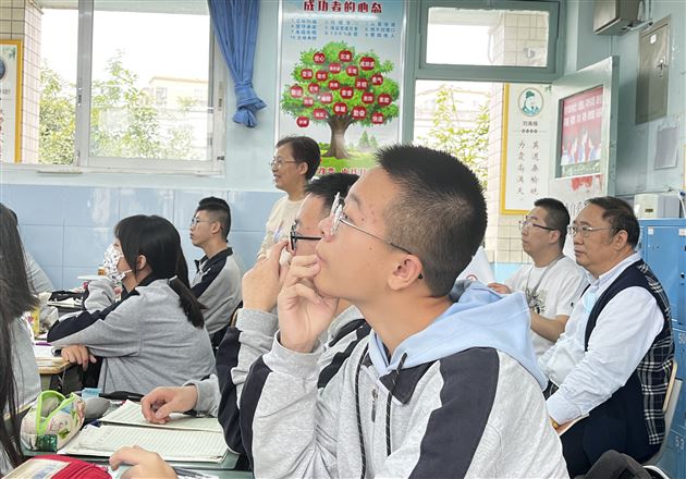 暖阳照耀话教研 倾情指导促成长——四川省教科院段增勇老师走进棠外高2022级语文教学一线 