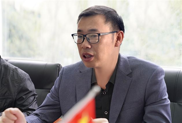 高中副校长邓思海代表学校致欢迎辞