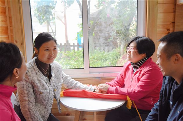 锦旗感师恩 爱心筑师魂