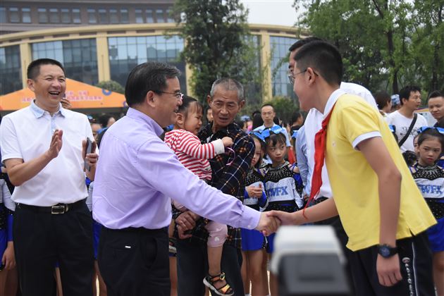 与韩轶主席握手