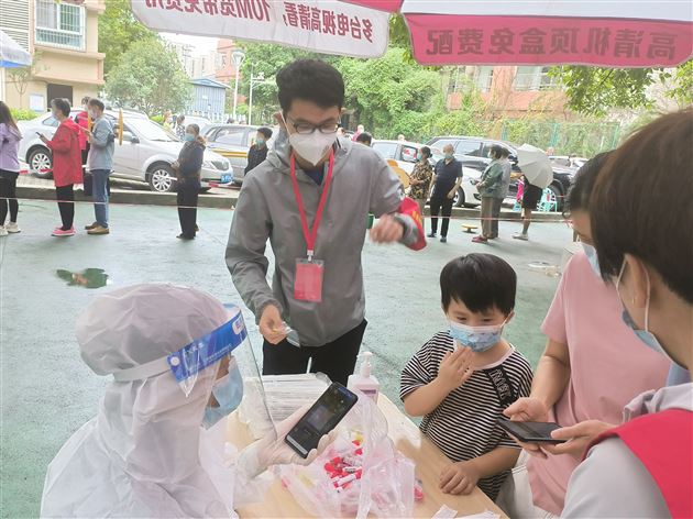 尹烁熹参加社区抗疫志愿服务