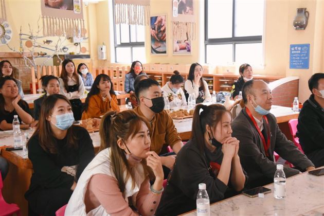 携手共育 温暖前行——棠湖仁智幼儿园新班级家长会