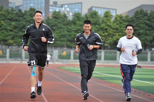 以运动致敬生活 用热爱迎接未来——第六届棠外教职工校园欢乐跑圆满完成 