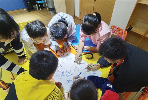 园艺中初识 绘画里探寻——记棠外初中心理健康教育第二课堂