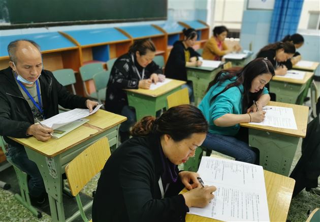 生活老师们认真答题