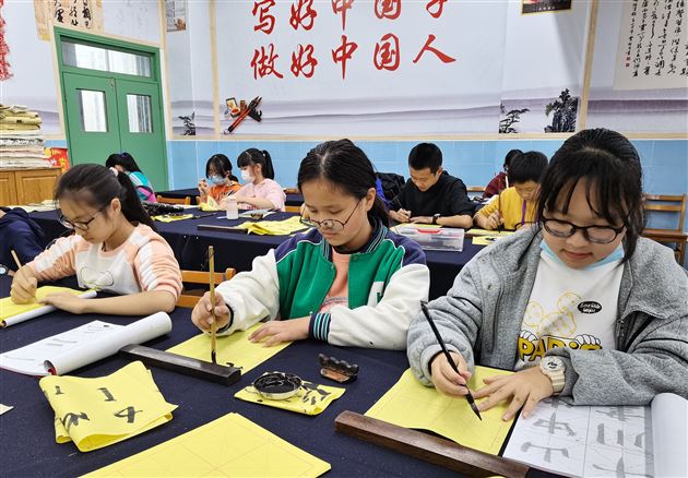 写好中国字 做好中国人———棠外初2022级书法第二课堂开课啦 