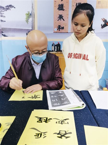 写好中国字 做好中国人———棠外初2022级书法第二课堂开课啦 