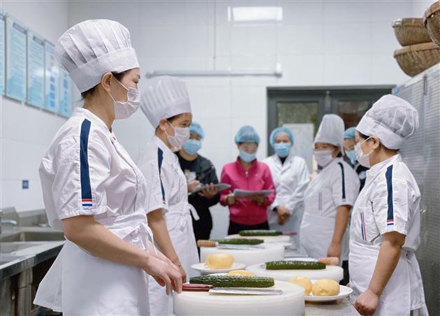 展技能 亮风采——棠湖仁智幼儿园后勤人员技能大比武