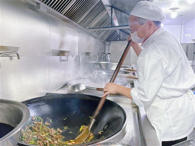 展技能 亮风采——棠湖仁智幼儿园后勤人员技能大比武