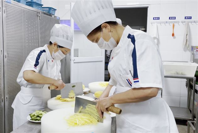 展技能 亮风采——棠湖仁智幼儿园后勤人员技能大比武