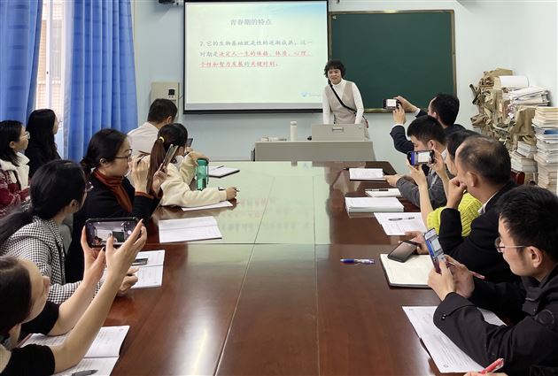 及时雨：特级教师孙晓晖的“八年级学生的特殊性及育导策略”讲座