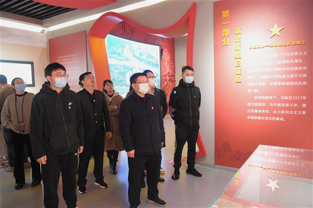 追寻先辈足迹 培育时代新人——中共成都棠湖外国语学校初中第三支部开展党建活动