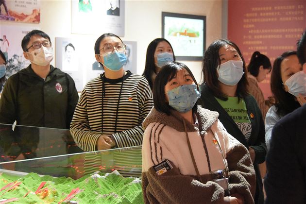 追寻先辈足迹 培育时代新人——中共成都棠湖外国语学校初中第三支部开展党建活动 