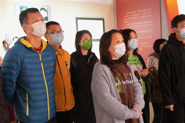 追寻先辈足迹 培育时代新人——中共成都棠湖外国语学校初中第三支部开展党建活动