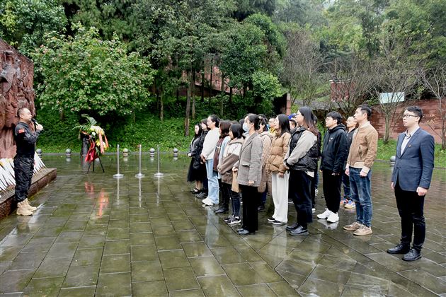 追寻先辈足迹 培育时代新人——中共成都棠湖外国语学校初中第三支部开展党建活动 