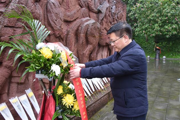 追寻先辈足迹 培育时代新人——中共成都棠湖外国语学校初中第三支部开展党建活动 