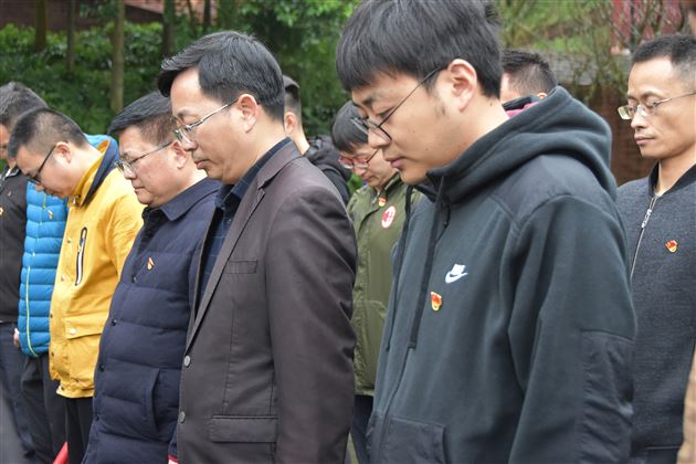 追寻先辈足迹 培育时代新人——中共成都棠湖外国语学校初中第三支部开展党建活动