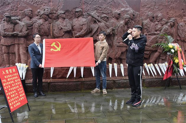 追寻先辈足迹 培育时代新人——中共成都棠湖外国语学校初中第三支部开展党建活动 