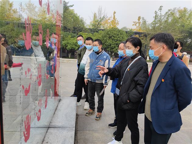 砥砺奋进显初心 凝聚共识谋发展——中共成都棠湖外国语学校高中第一支部开展党建活动