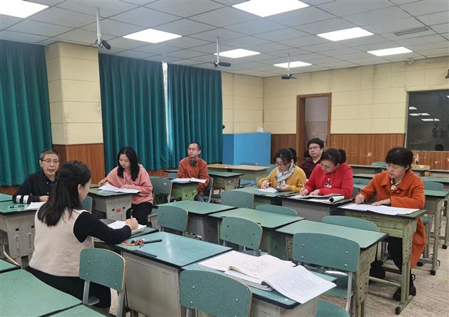 李育芹·王心杰名师工作坊带领化学团队成员提出修改建议时的照片
