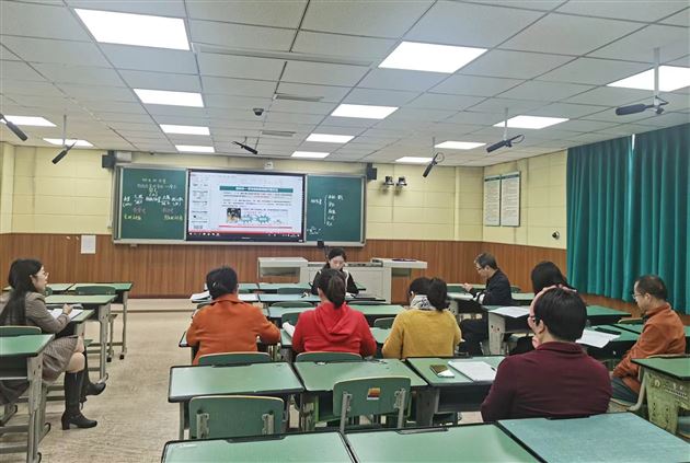 李育芹·王心杰名师工作坊带领化学团队成员提出修改建议时的照片