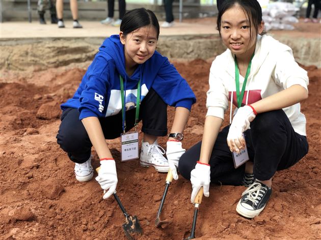 邓知易（右一）