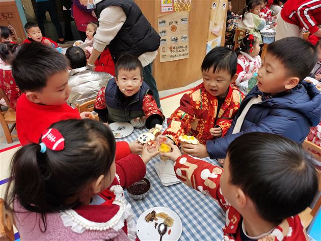 福兔迎新萌娃贺岁 美味聚集喜迎新年——棠湖仁智幼儿园2023新年大餐美味来袭