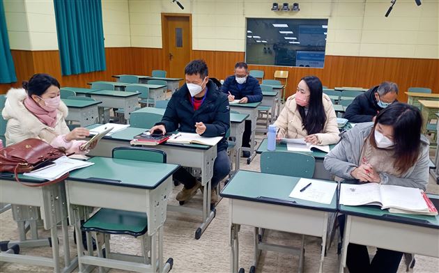 课题组成员讨论下一步工作