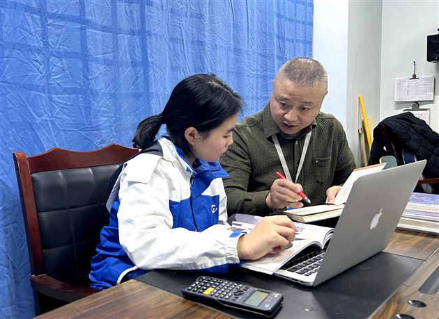 彭刚老师对黄雨荷同学生进行面试培训