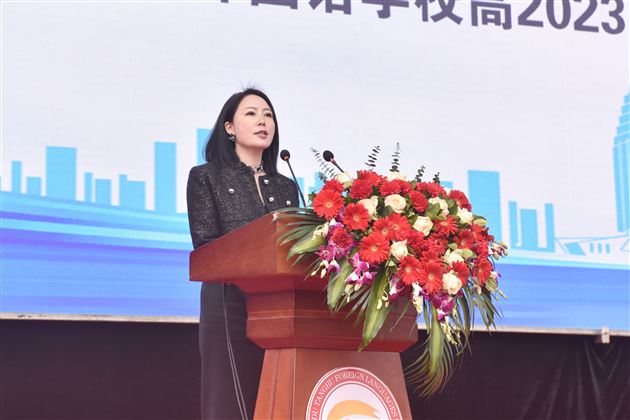 高三6班马雅的母亲廖芬女士代表全体高三家长致辞