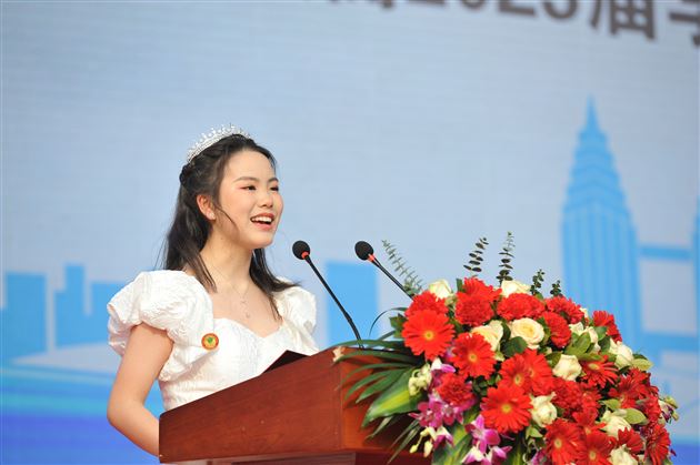 高三6班张思源同学代表学生发言