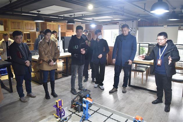 崇州市科技辅导员到棠外参观交流