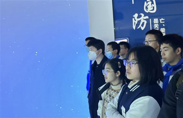 棠外学员沉浸式观看核潜艇的影像