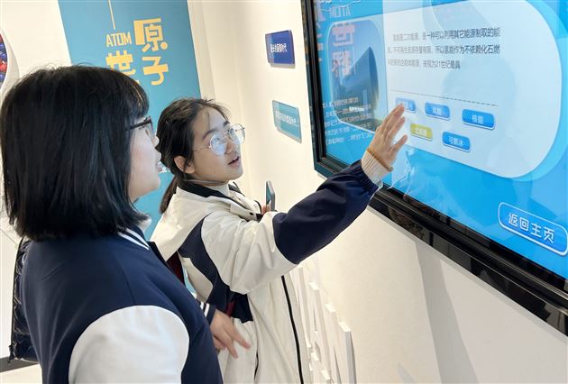 棠外学员在核能科协馆互动