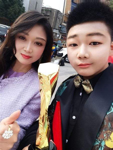 刘宇繁与母亲合影